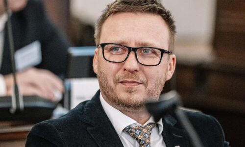 Český biochemik a profesor imunológie podáva trestné oznámenie na Kotlára. Nemáme na výber, tvrdí