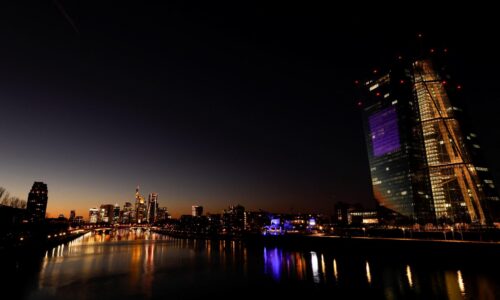 Rast úverov súkromnému sektoru v eurozóne sa v decembri spomalil