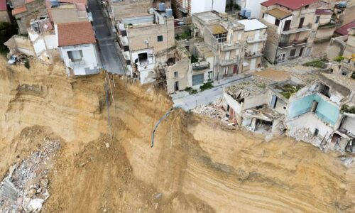 Tu sa už žiť nedá. Sicílske mesto zriadilo no-go zónu, Meloniová sa na zosuv pozrela z vrtuľníka
