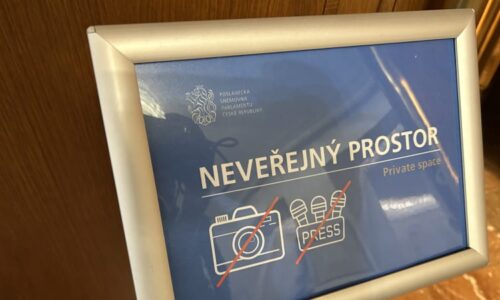 Zákaz ve Sněmovně: Novináři nesmí do společných prostor s poslanci. Nevím o tom, říká Okamura