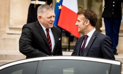Fico po stretnutí s Macronom hovorí o strategickom prebudení EÚ, suverénnej zahraničnej politiky sa nevzdá