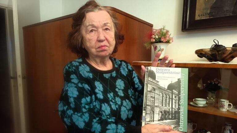 Reportáž: manžel přežil osvětim, proto v 88 letech zviditelňuje oběti holocaustu