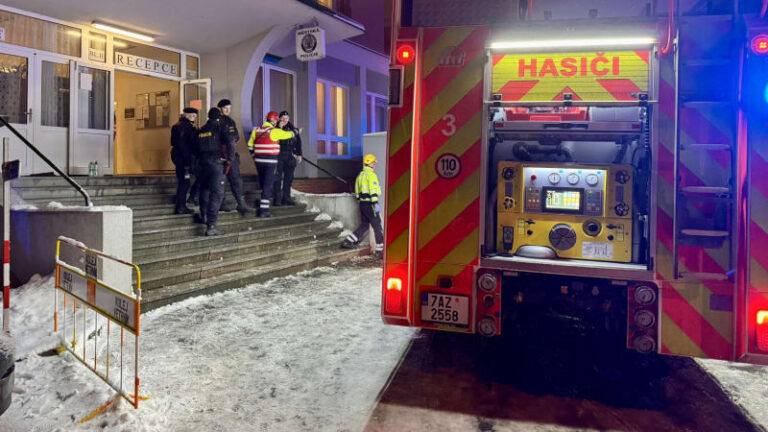 Požár v praze: hasiči evakuovali 140 lidí, na místě zasahovali zdravotníci