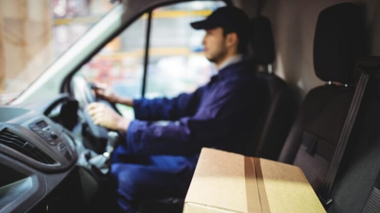 Miliony nakradl kurýr z liberce v domech, kam vozil zásilky. policie popsala, jak ho dopadla