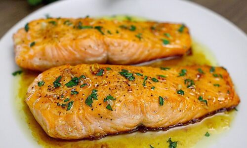 Ein einfaches und köstliches Rezept für Lachs in einer Honig-Knoblauch-Glasur.