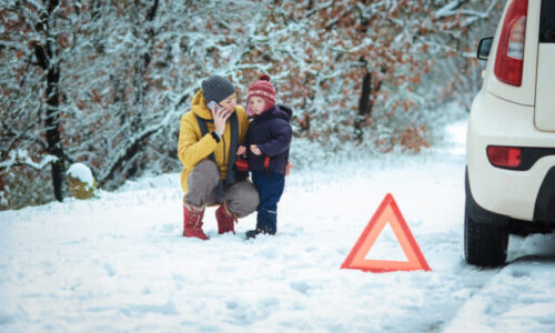 Chystáte sa na chatu? Týchto 7 vecí pri balení auta vám v zime môže zachrániť zdravie