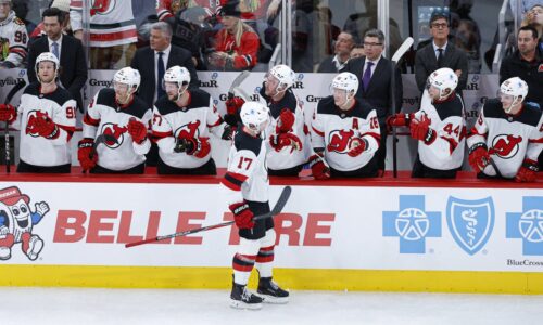 Slovenský talent v centre hokejovej skazy. šimon nemec sleduje pád jersey, gm berie vinu na seba