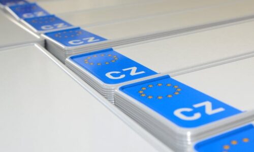 Registrační značky si vyzvednete podobně jako oblečení. Ministerstvo přišlo s další novinkou