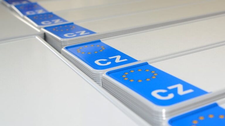 Registrační značky si vyzvednete podobně jako oblečení. ministerstvo přišlo s další novinkou