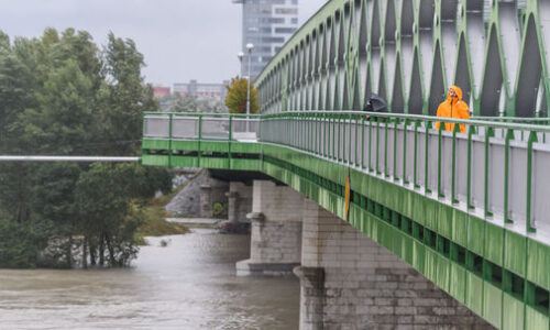 Dráma na bratislavskom nábreží: 26-ročná žena skočila z mosta do Dunaja