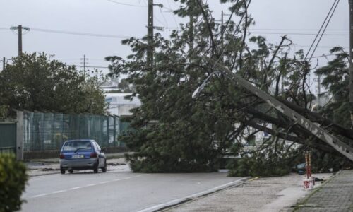 Bouře Kristin bere životy, varuje ministerstvo Čechy. Platí kalamitní stav