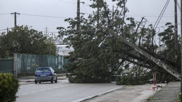 Bouře kristin bere životy, varuje ministerstvo čechy. platí kalamitní stav
