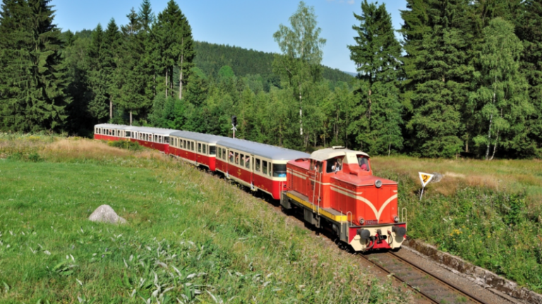 Za technologickým unikátem do jizerek: zubačkou vás sveze jen zkušený strojvedoucí