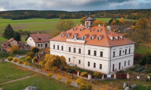 Zachránce Zámku Rochlov: Stojí, to je nejdůležitější. Z chování národa k památkám je mi smutno