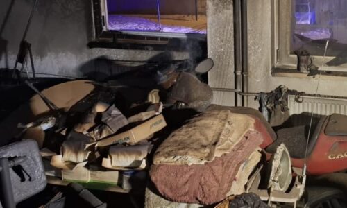 Jeden mrtvý, dva lidi převzali záchranáři. Pečovatelský dům v České Třebové zachvátil požár