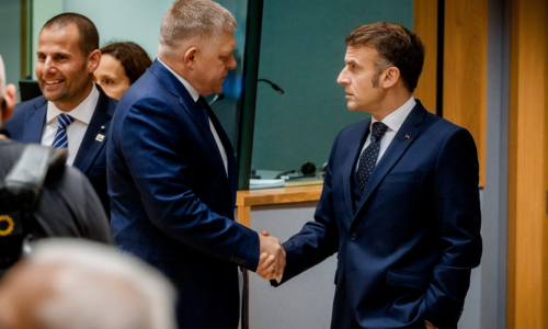 Amerika sa búri, český prezident sa cíti vydieraný a Macron uvidel „strategické prebudenie“