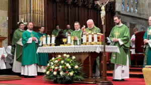 Gallagher: obnovovať dôveru a dialóg vo svete zatienenom vojnami a rozdeleniami