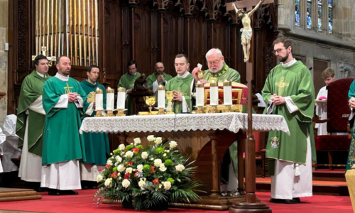 Gallagher: obnovovať dôveru a dialóg vo svete zatienenom vojnami a rozdeleniami