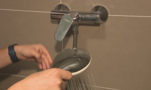 Zdravé sprchování podléhá několika zásadám. Experti připomněli nejen pravidlo tří minut