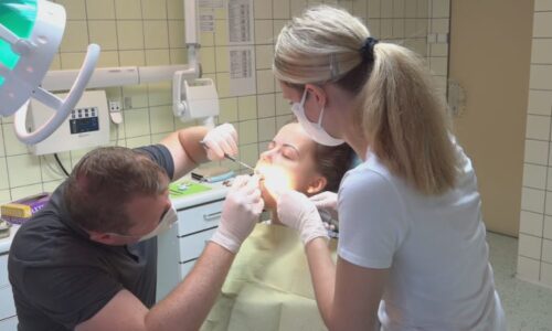 Proplacené bílé plomby i rentgen. Novinky u zubaře však mají své výjimky, kde si připlatíme?