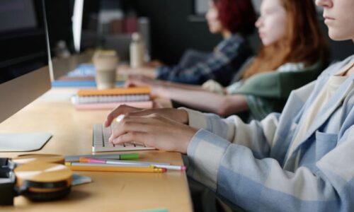 Tlak na deváťáky kvůli přijímačkám roste. Ulehčit jim může nový vyhledavač přípravných kurzů