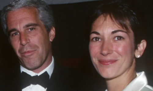 Ghislaine Maxwellová tvrdí, že americká vláda „chránila“ 29 Epsteinových kompliců