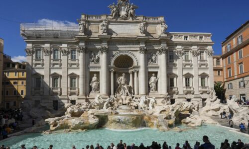Turisti v Ríme zaplatia pri slávnej Fontáne di Trevi vstupné