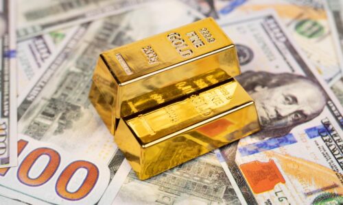 Ceny drahých kovov ďalej klesajú. Zlato stratilo viac než päť percent, striebro osem