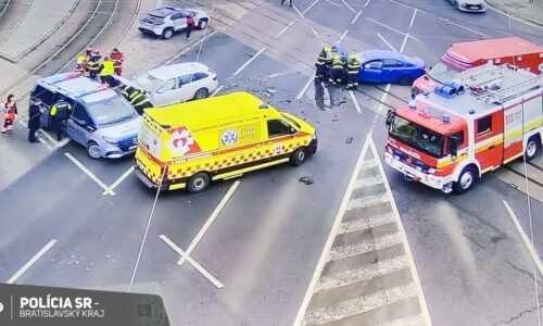 Na Trnavskom mýte v Bratislave sa zrazili dve autá, vyslali tam hasičov aj záchranárov