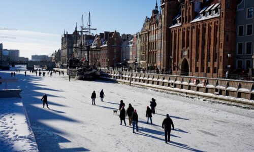 Pre mrazy zatvorili v Poľsku stovky škôl, na uliciach sú vyhrievané stany