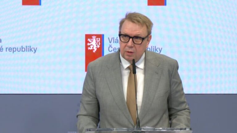 Vláda odložila superdávku, změna přijde až v létě. úřady registrují statisíce žadatelů
