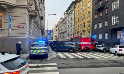 Z okna domu v centru Prahy vypadl muž, byl na místě mrtev. Příčinu vyšetřuje policie