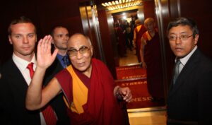 Čína kritizuje rozhodnutie udeliť dalajlámovi cenu grammy