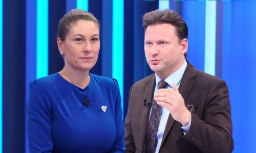 Jak jsme mohli pustit ke kormidlu tuhle svoloč, nechápe Decroix. Vondráček žádal omluvu