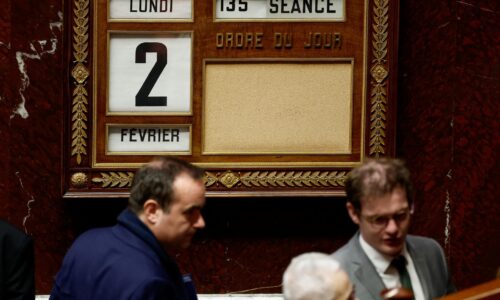 Francúzska vláda prežila hlasovanie o nedôvere, rozpočet je prijatý