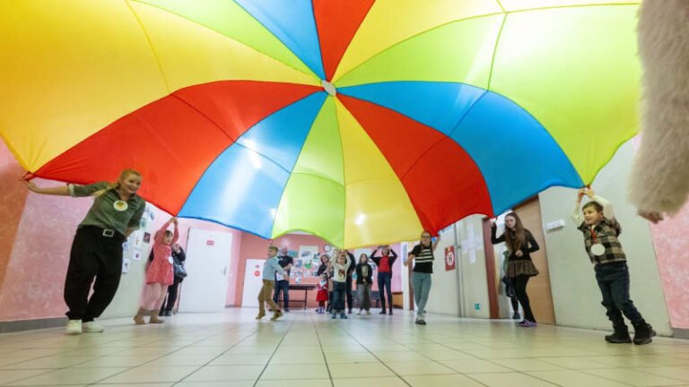 Komentář: děti se netěší do školy a půlce učitelů hrozí vyhoření. wellbeing není móda