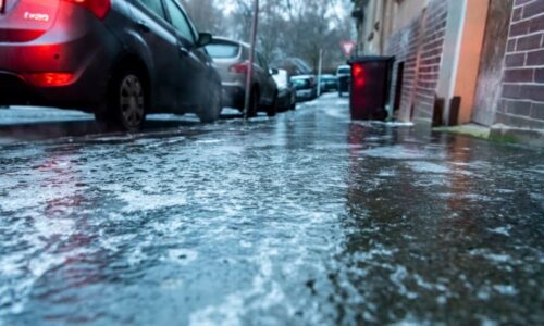 Rozšířená VÝSTRAHA: Hrozba ledovky a námrazy v Česku trvá. Kde si dát největší pozor?