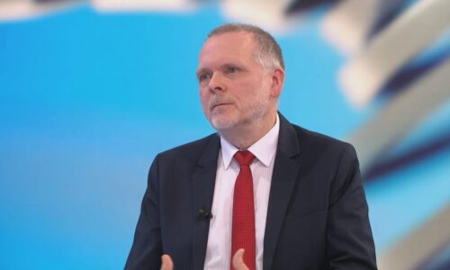 Aktivismus je výnosnější než hledat práci, rýpl si Korecký. Minář reagoval ostře