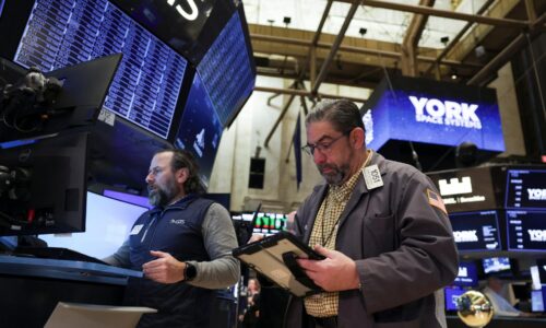 Hlavné akciové indexy v USA klesli, Walmart prekonal biliónové trhové ohodnotenie