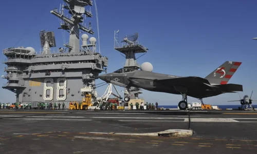 Americká stíhačka zostrelila iránske bezpilotné lietadlo, “agresívne” sa priblížilo k lietadlovej lodi