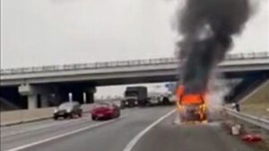 Medzi bratislavou a ivankou pri dunaji horí na ceste auto