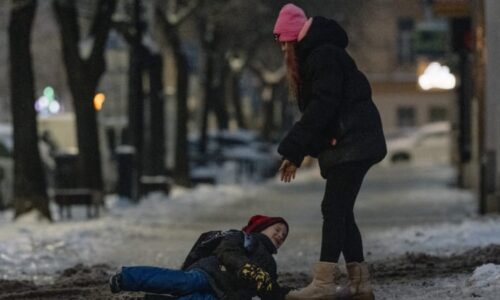 Rozšířená VÝSTRAHA před ledovkou: Meteorologové varují chodce i řidiče. Kde hrozí nebezpečí?