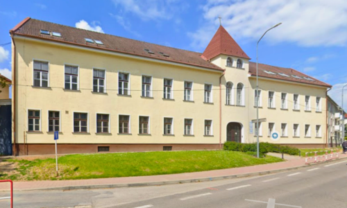 Na škole v novom meste nad váhom sa strieľalo z airsoftovej zbrane, dvaja ľudia sú zranení