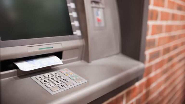 Velká banka chystá údržbu systému. klientům nebudou fungovat některé služby