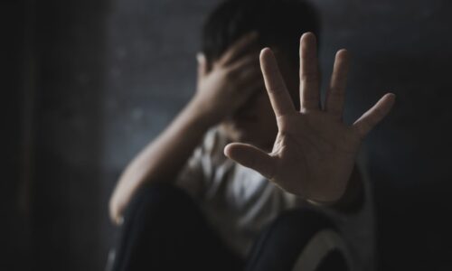 Hrůzný případ otřásl Francií: Malého chlapce mělo znásilnit deset mužů, obviněn je i otec