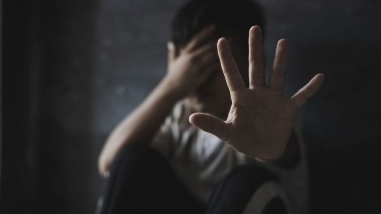 Hrůzný případ otřásl francií: malého chlapce mělo znásilnit deset mužů, obviněn je i otec