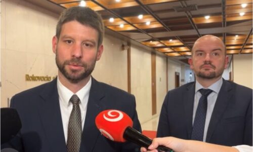 Rozprava k odvolávaniu vlády sa bude konať v noci, Šimečka hovorí o papalášizme a pohŕdaní – VIDEO