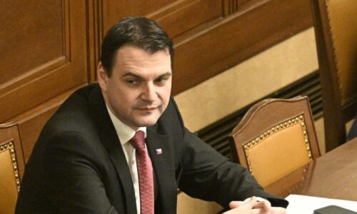 GLOSA: Slavnost sněmovní. Macinka hloubal v mysli Pavla a zapomněl jméno šéfa TOP 09