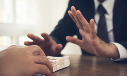 ÚBOK obvinil za korupciu 31 fyzických osôb, boli medzi nimi aj verejní funkcionári