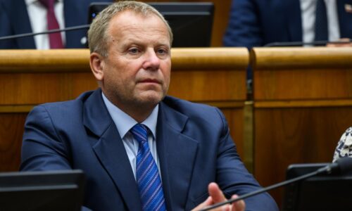 Vy oslavujete a my rokujeme, odkazuje opozícia odvolávaným ministrom. Šutaj Eštok má dnes narodeniny